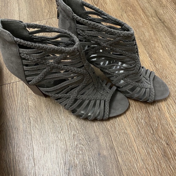 G by Guess Gray suede open toed booties size 9 - Picture 5 of 5